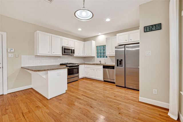 3730 Main Poplar Dr, Houston, TX 77025