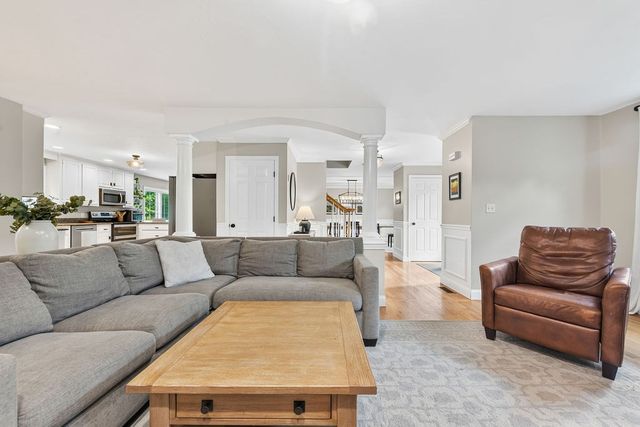 40 Flannery Ln, Wrentham, MA 02093