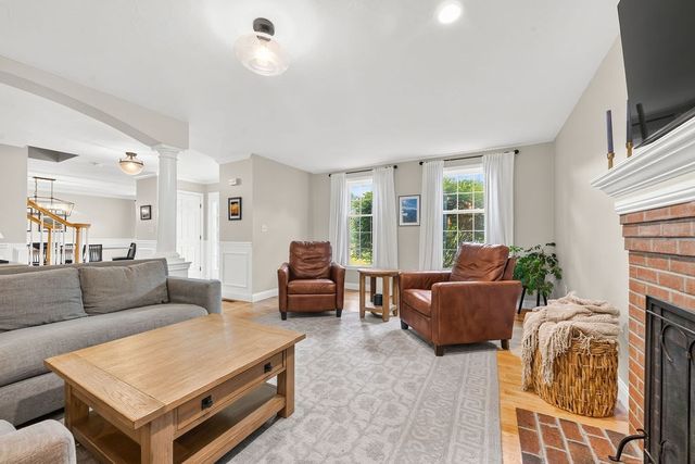 40 Flannery Ln, Wrentham, MA 02093