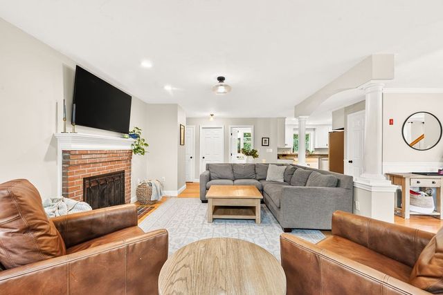 40 Flannery Ln, Wrentham, MA 02093
