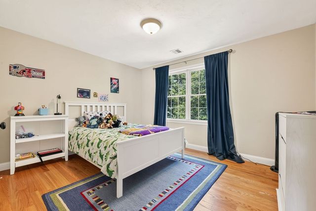 40 Flannery Ln, Wrentham, MA 02093