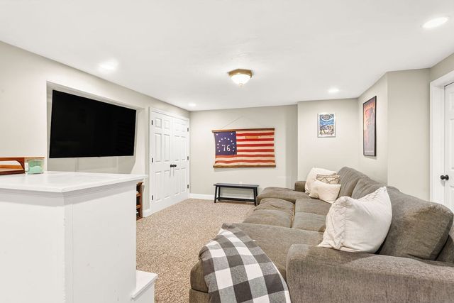 40 Flannery Ln, Wrentham, MA 02093