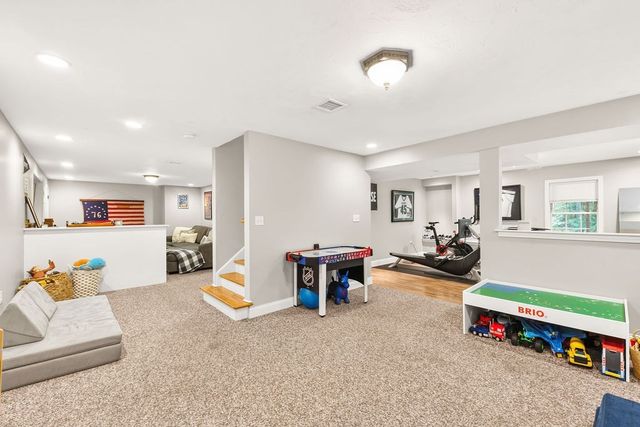 40 Flannery Ln, Wrentham, MA 02093