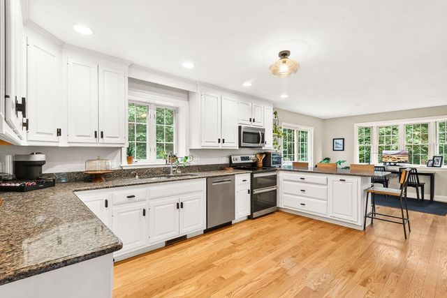 40 Flannery Ln, Wrentham, MA 02093