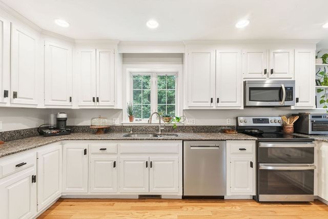 40 Flannery Ln, Wrentham, MA 02093