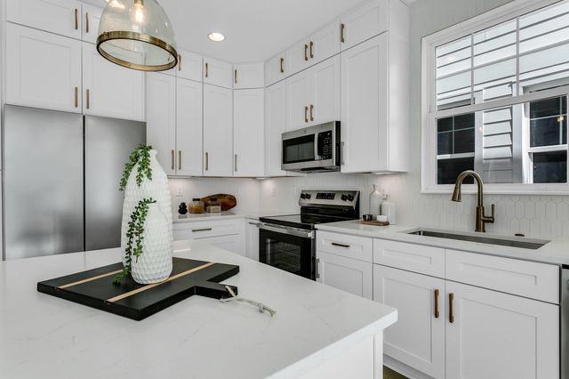 2138 W CHESTNUT STREET, Tampa, FL 33607