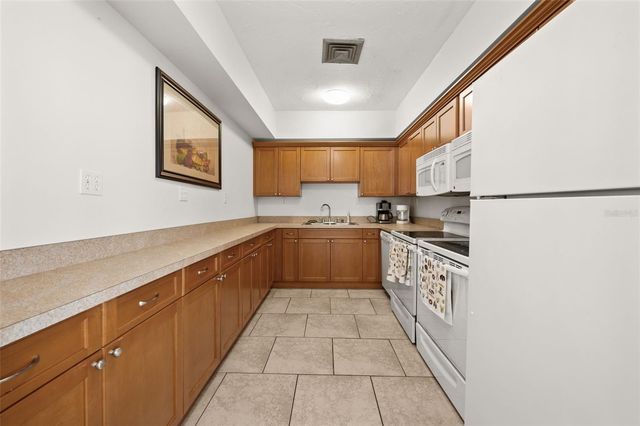 2763 WOODGATE LANE 301, Sarasota, FL 34231