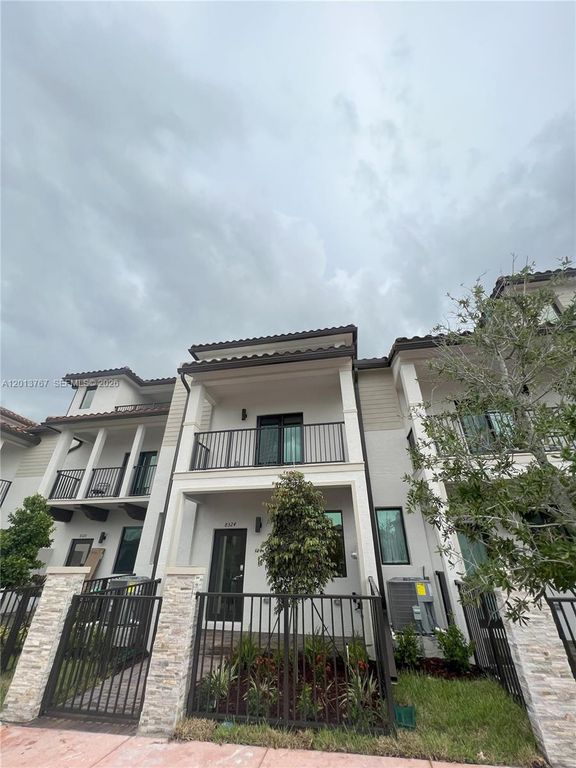 8324 NW 43rd St, Doral, FL 33166