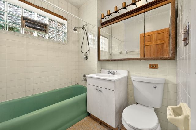 5832 N Sacramento Avenue, Chicago, IL 60659