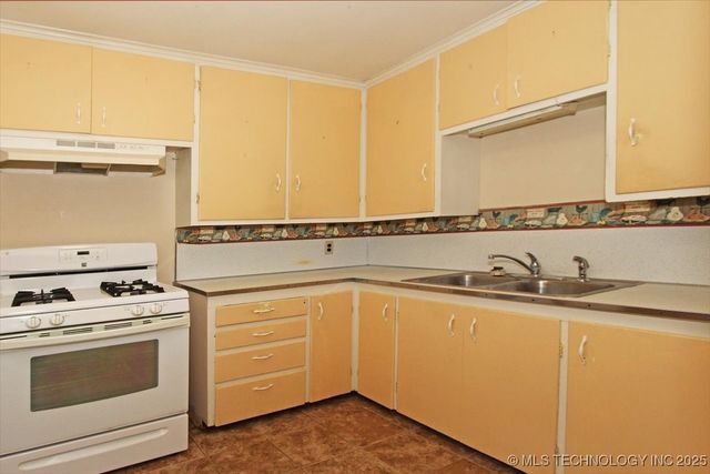 708 S Pecan Street, Nowata, OK 74048