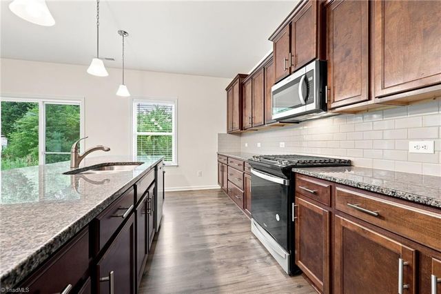 1843 Gatehouse View Drive, Winston-salem, NC 27127