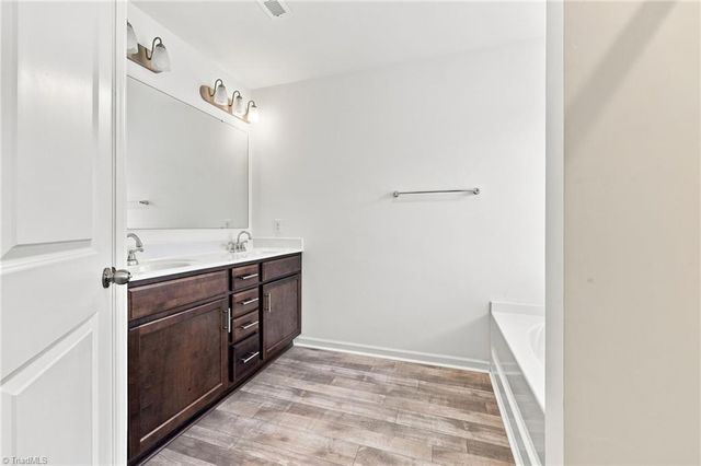 1843 Gatehouse View Drive, Winston-salem, NC 27127