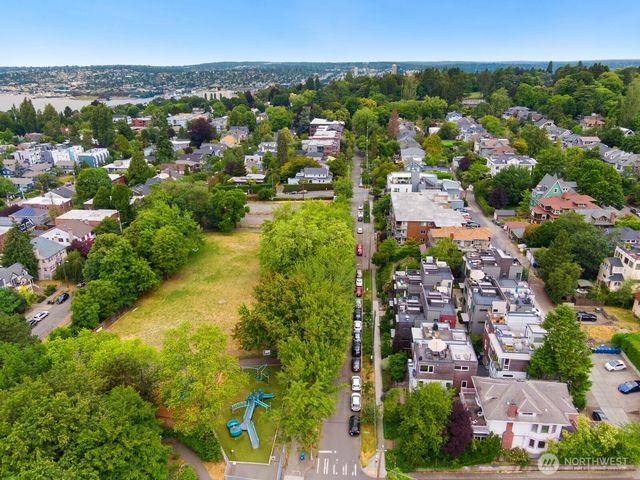 702 11th Avenue E, Seattle, WA 98102