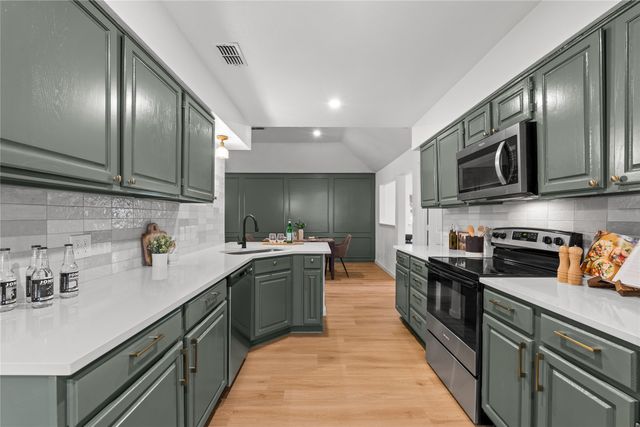 7417 Sean Drive, North Richland Hills, TX 76182