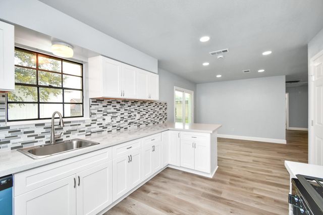 6411 Hollow Oaks Drive, Houston, TX 77050