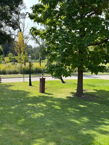 192 Waubansee Road, Riverside, IL 60546