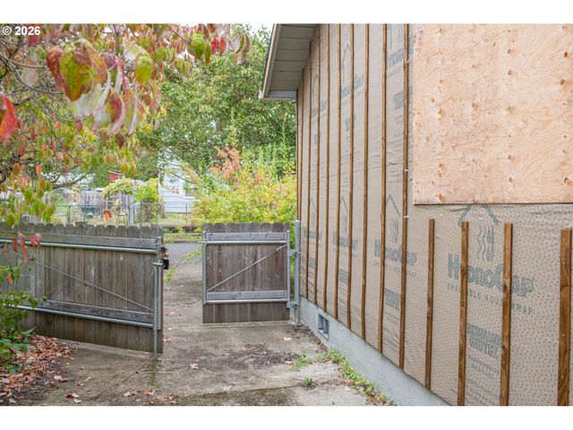 10422 Se ELLIS St, Portland, OR 97035