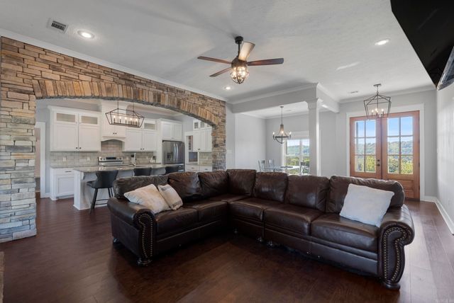 9 Castlepines Drive, Greenbrier, AR 72058