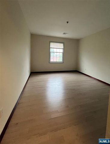 65 Fairview Street 2K, Palisades Park, NJ 07650