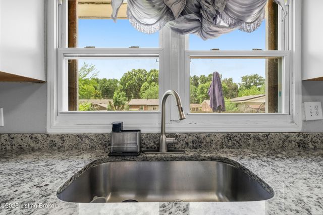 6206 Tabor Dr, Louisville, KY 40218