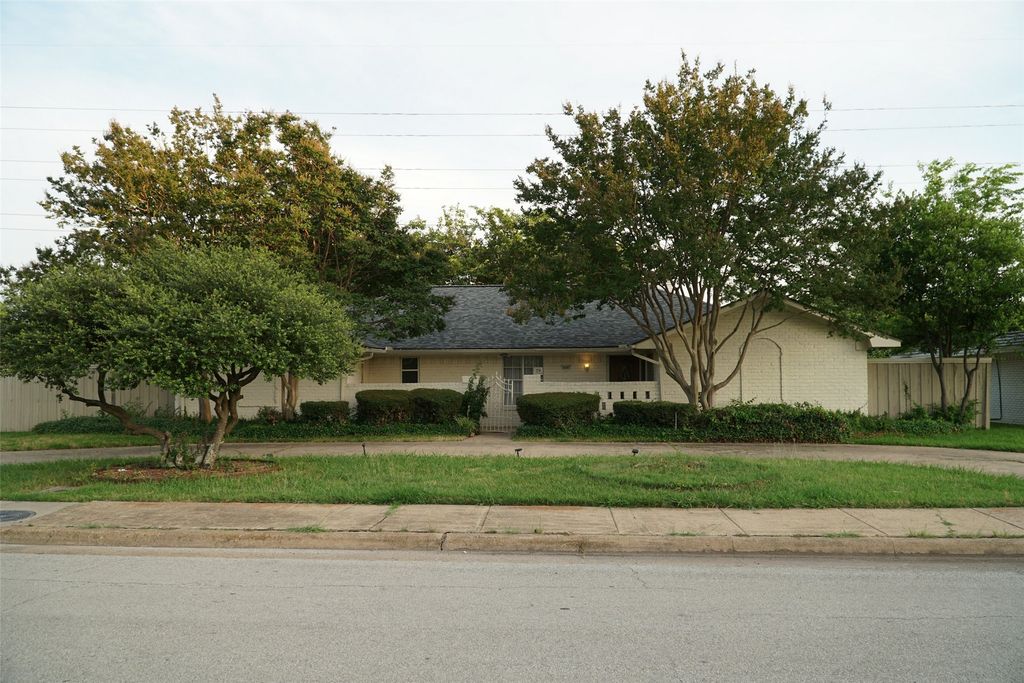 10207 Carry Back Circle, Dallas, TX 75229