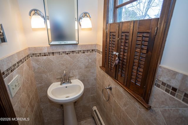 34 Douglas Street, Sayreville, NJ 08872