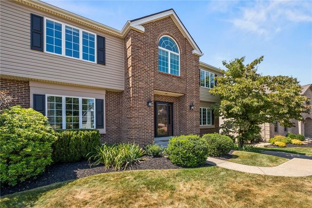 112 W Field Club Dr, Robinson Twp, PA 15136