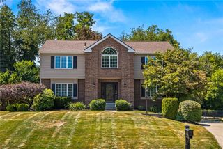 112 W Field Club Dr, Robinson Twp, PA 15136