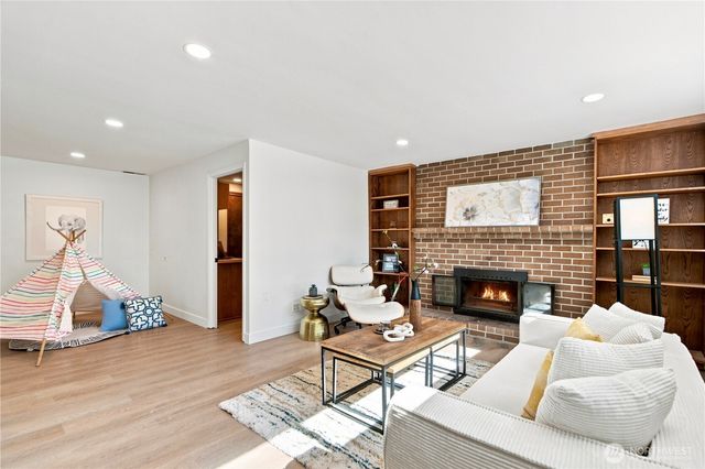 17219 NE 16th Place, Bellevue, WA 98008