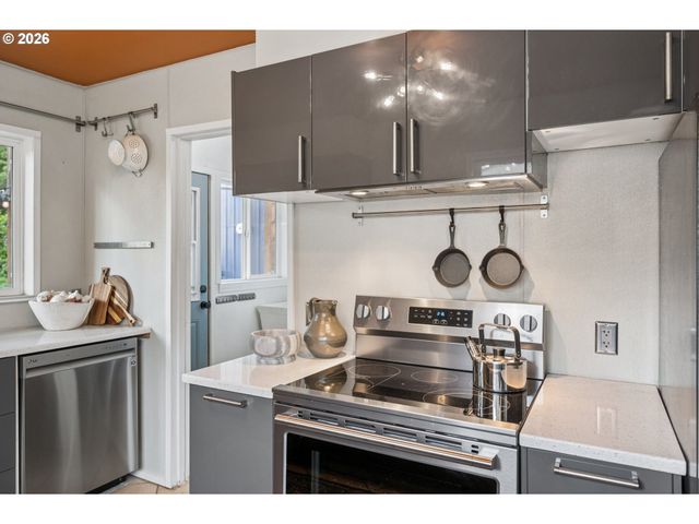 5216 N FESSENDEN St, Portland, OR 97203