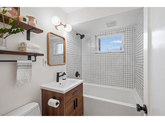 5216 N FESSENDEN St, Portland, OR 97203
