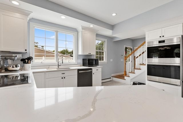 4 Mcdonald Farm Rd, Wakefield, MA 01880