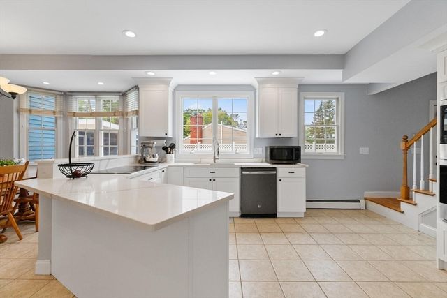 4 Mcdonald Farm Rd, Wakefield, MA 01880