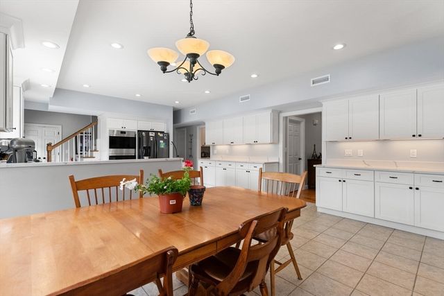 4 Mcdonald Farm Rd, Wakefield, MA 01880