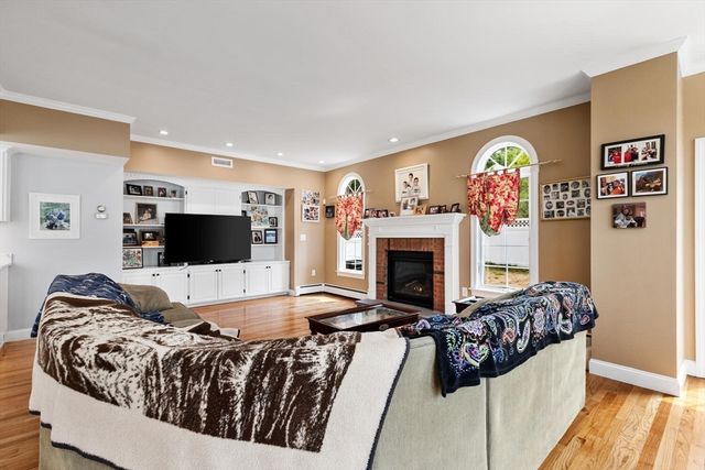 4 Mcdonald Farm Rd, Wakefield, MA 01880