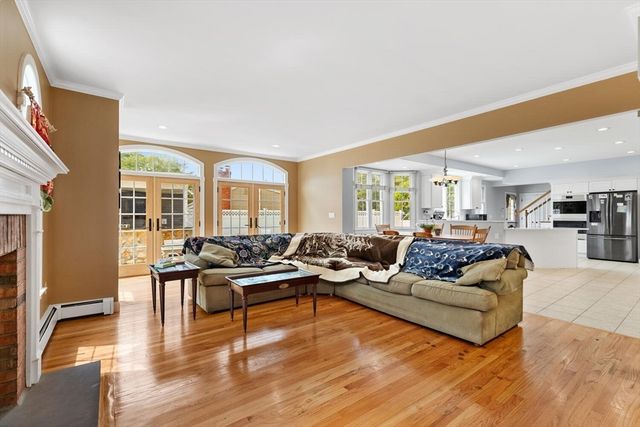 4 Mcdonald Farm Rd, Wakefield, MA 01880