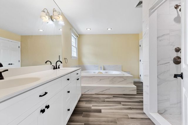 4 Mcdonald Farm Rd, Wakefield, MA 01880