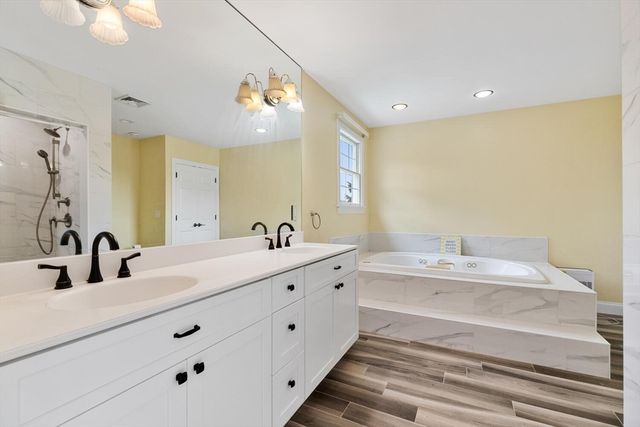 4 Mcdonald Farm Rd, Wakefield, MA 01880