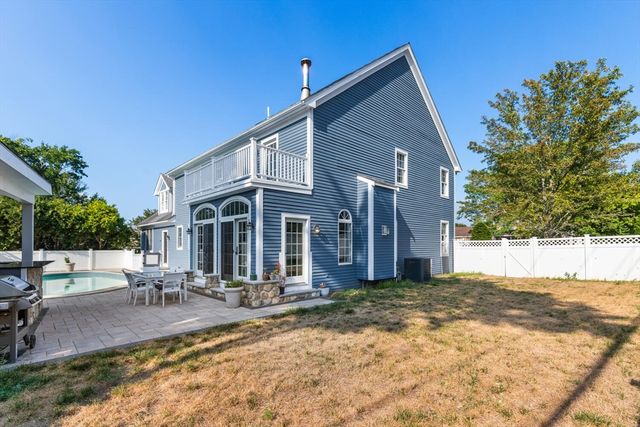4 Mcdonald Farm Rd, Wakefield, MA 01880