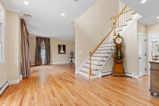4 Mcdonald Farm Rd, Wakefield, MA 01880