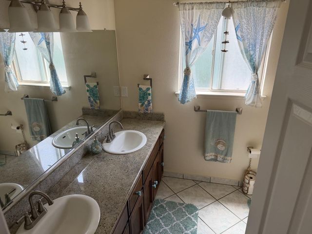 3383 N Forestiere Avenue, Fresno, CA 93722