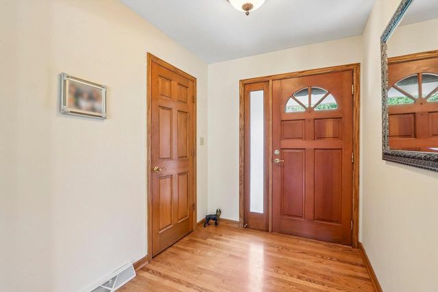435 Nickelby COURT, Delafield, WI 53018