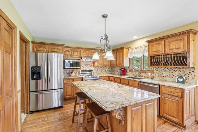 435 Nickelby COURT, Delafield, WI 53018