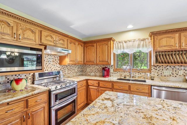 435 Nickelby COURT, Delafield, WI 53018