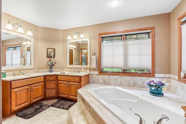 435 Nickelby COURT, Delafield, WI 53018