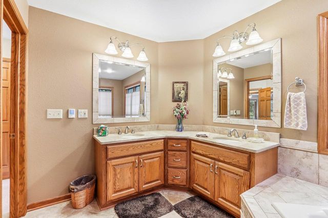 435 Nickelby COURT, Delafield, WI 53018