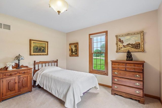 435 Nickelby COURT, Delafield, WI 53018
