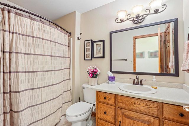 435 Nickelby COURT, Delafield, WI 53018