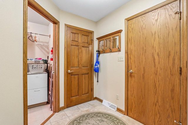 435 Nickelby COURT, Delafield, WI 53018