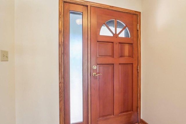 435 Nickelby COURT, Delafield, WI 53018